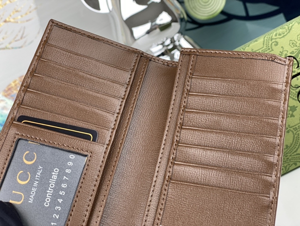 グッチ財布コピー着用イメージ